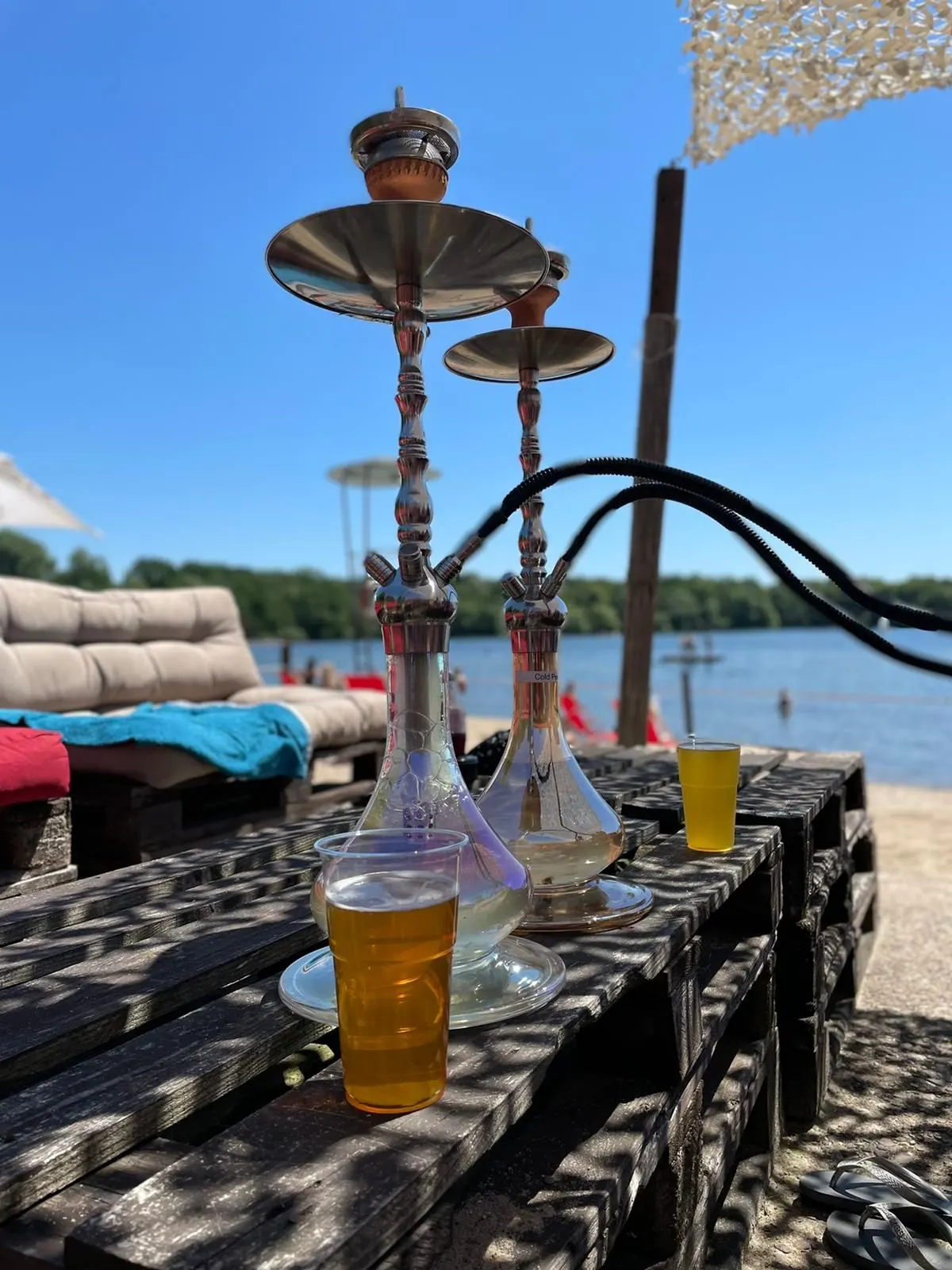 Shisha und kalte Drinks mit Blick auf den Wolfssee