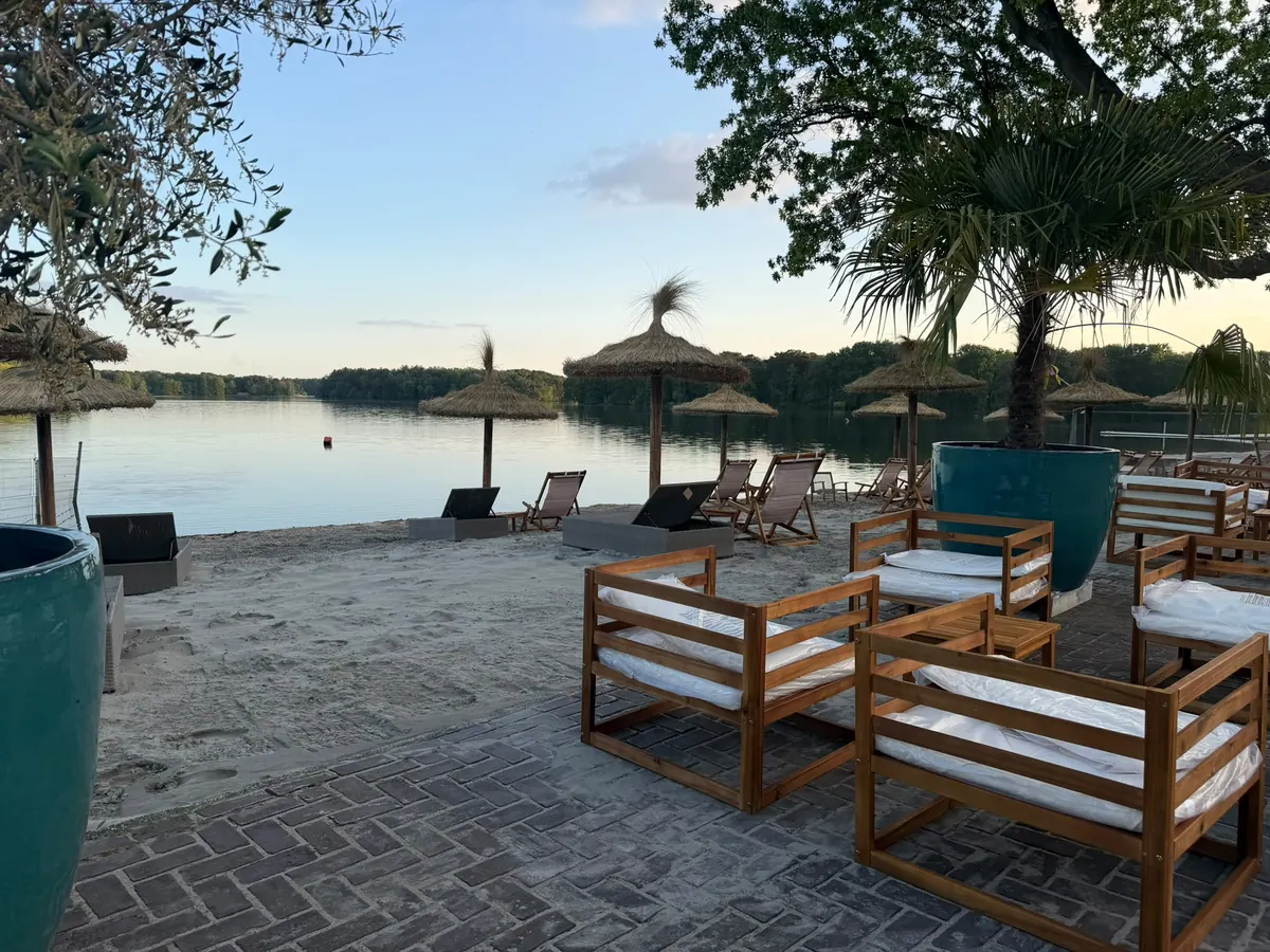 Loungemöbel am Wolfssee im Abendlicht