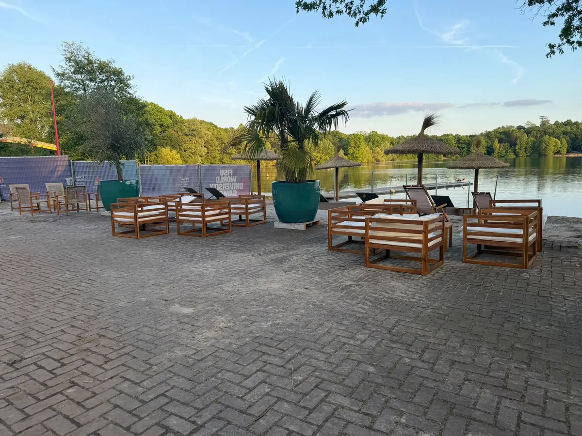 Loungemöbel und Palme auf der Terrasse am Wolfssee