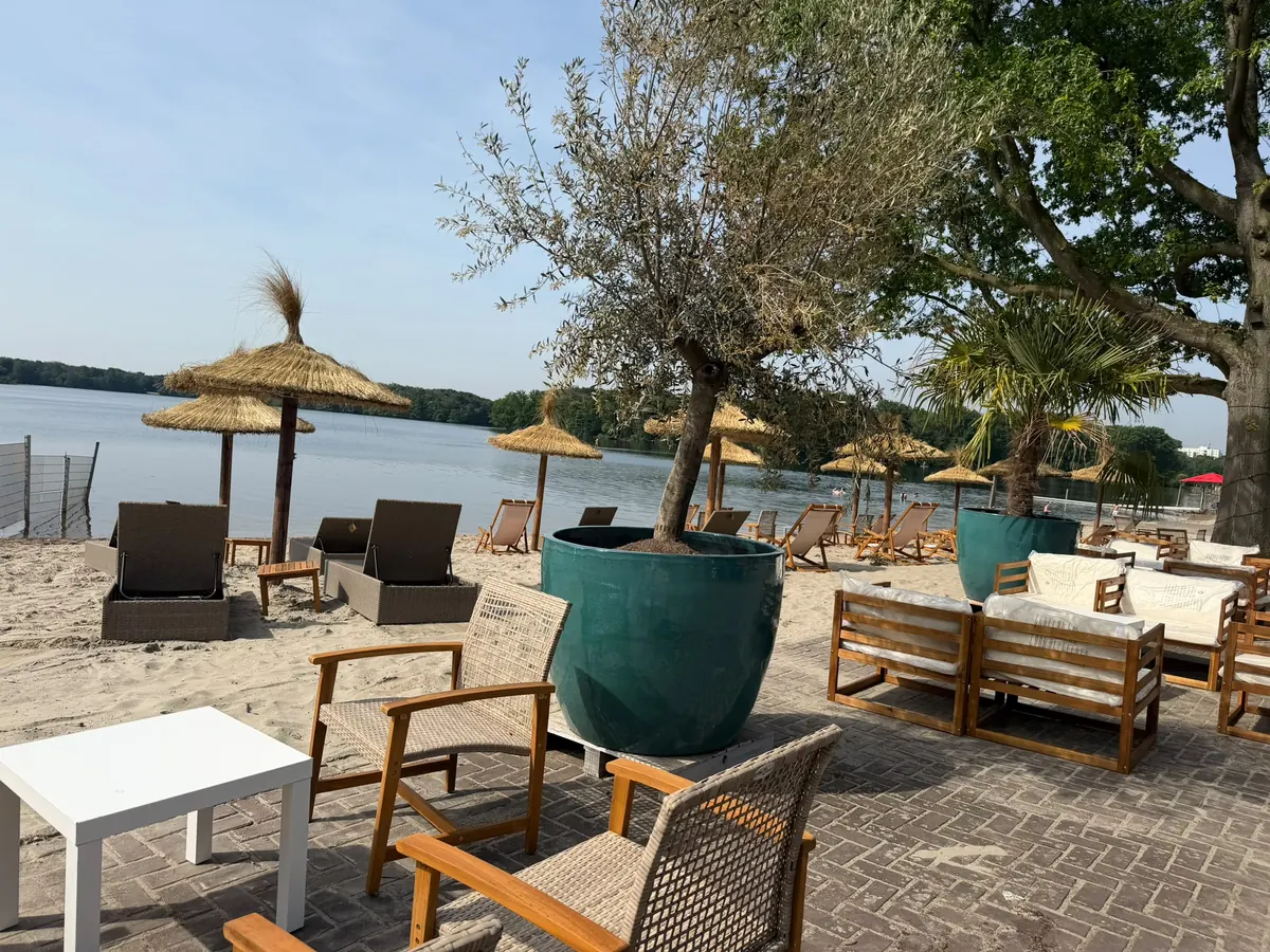 Lounge mit Olivenbaum und Blick auf den Wolfssee