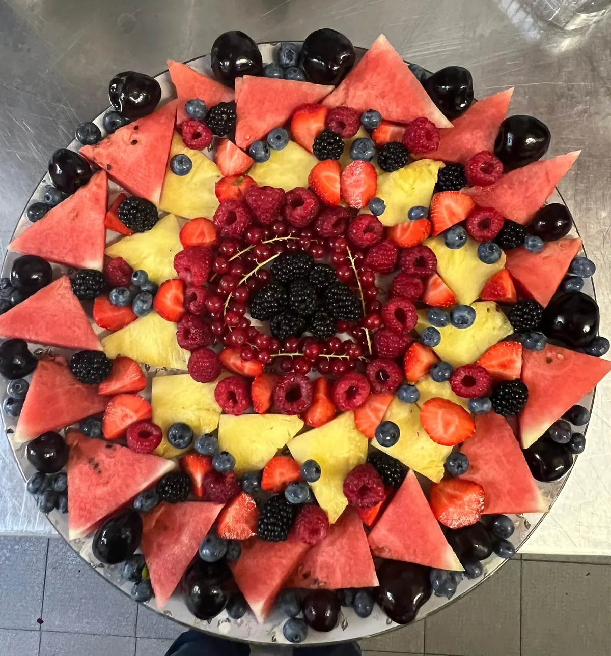 Obstplatte mit Melonen und Beeren vom Catering