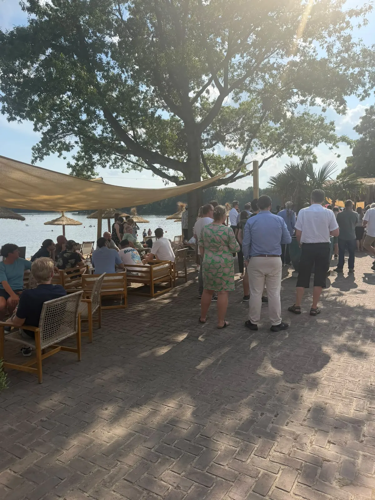 Gäste feiern auf der Terrasse direkt am See