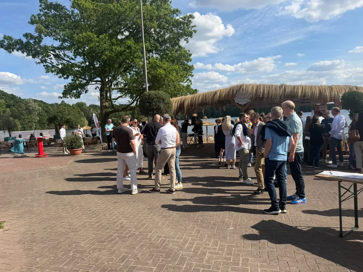 Gäste bei einem Sommerfest auf der Terrasse am Wolfssee