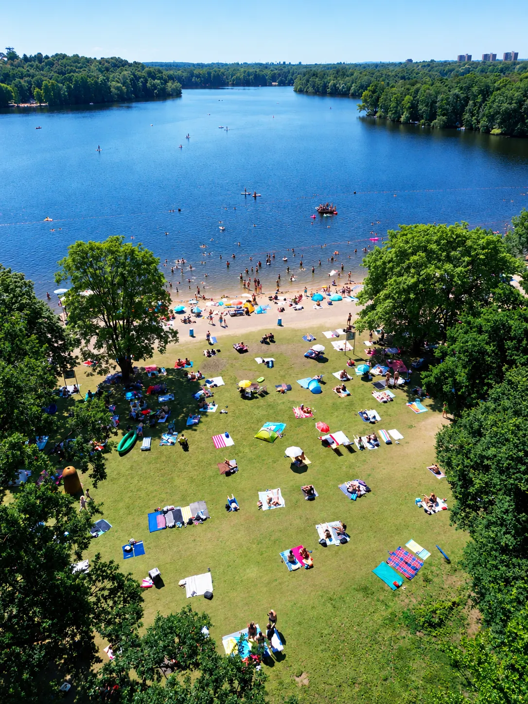 Luftbild vom Strand und der Liegewiese am Wolfssee