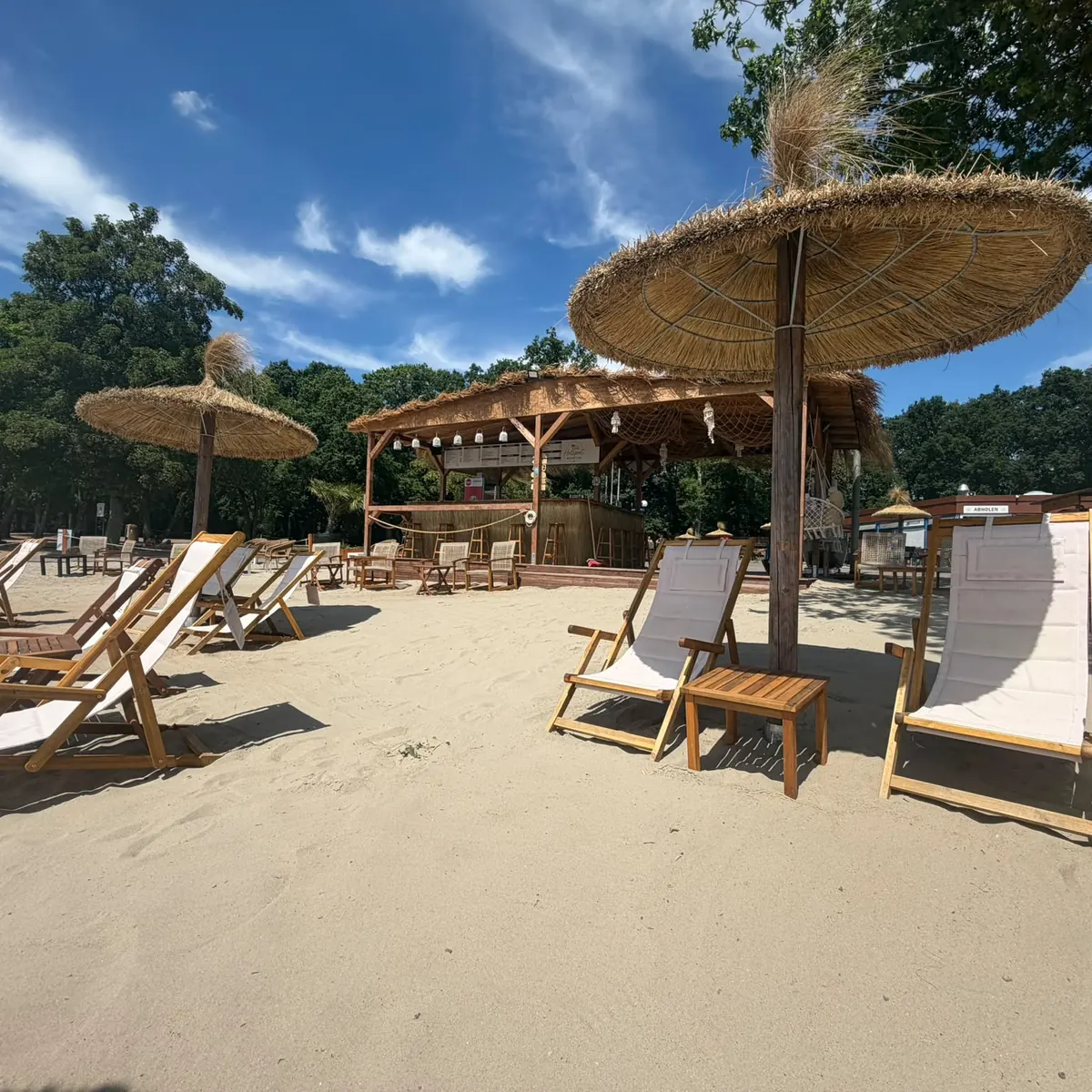 Neue Schattenplätze am Hotspot Beach