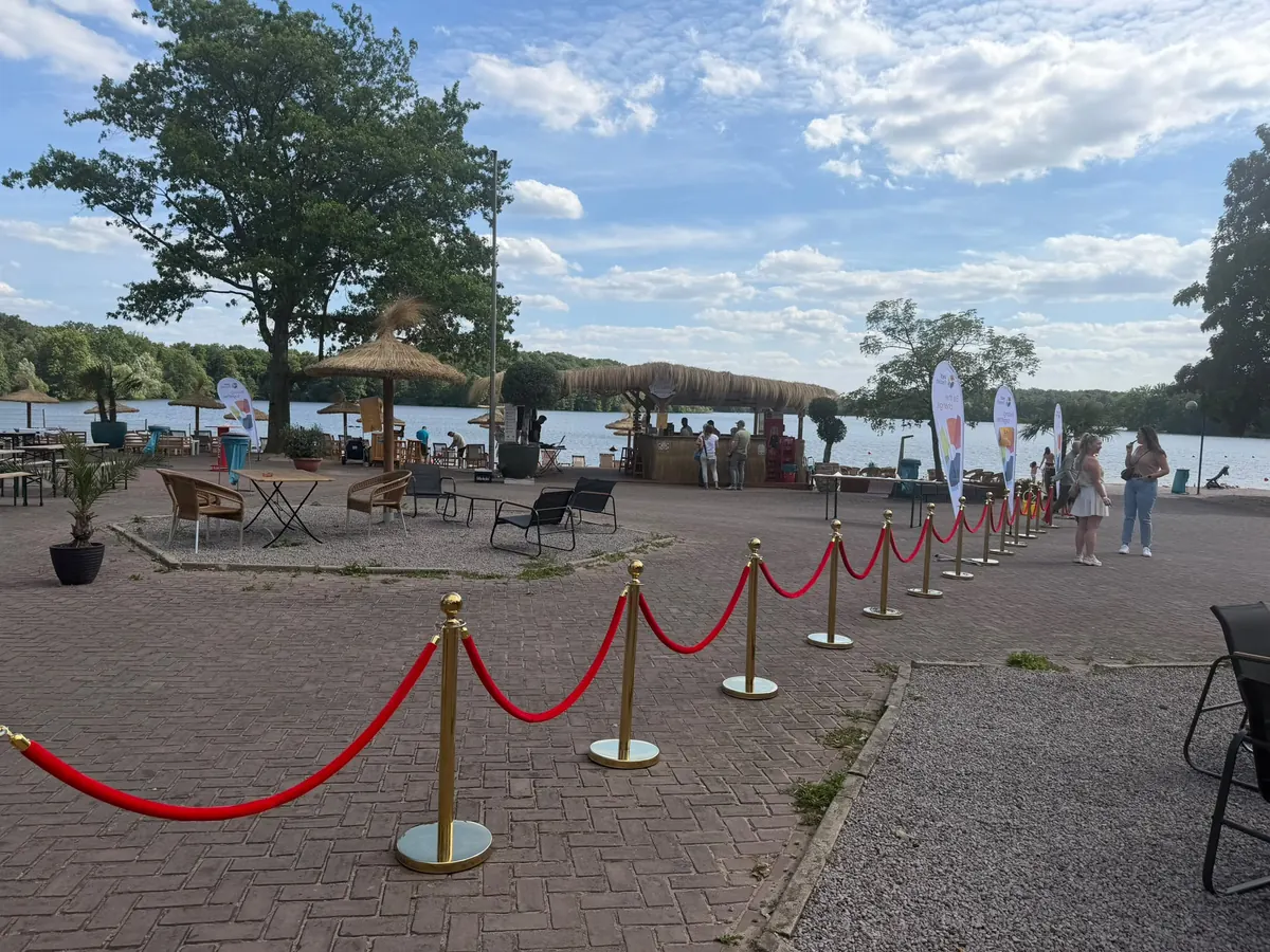 Beacharea mit roten Absperrkordeln vor einer Veranstaltung