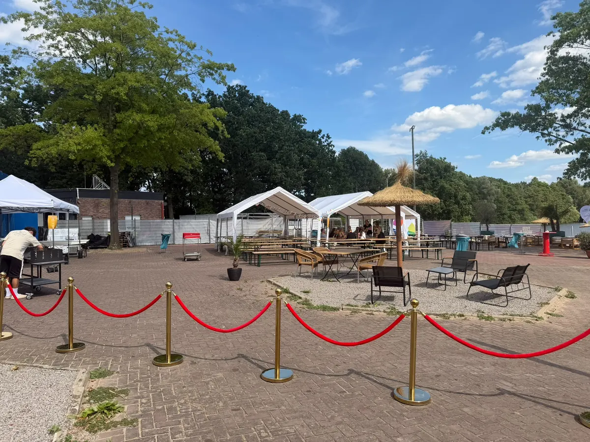 Pavillons und Absperrkordeln auf der Beacharea am Wolfssee