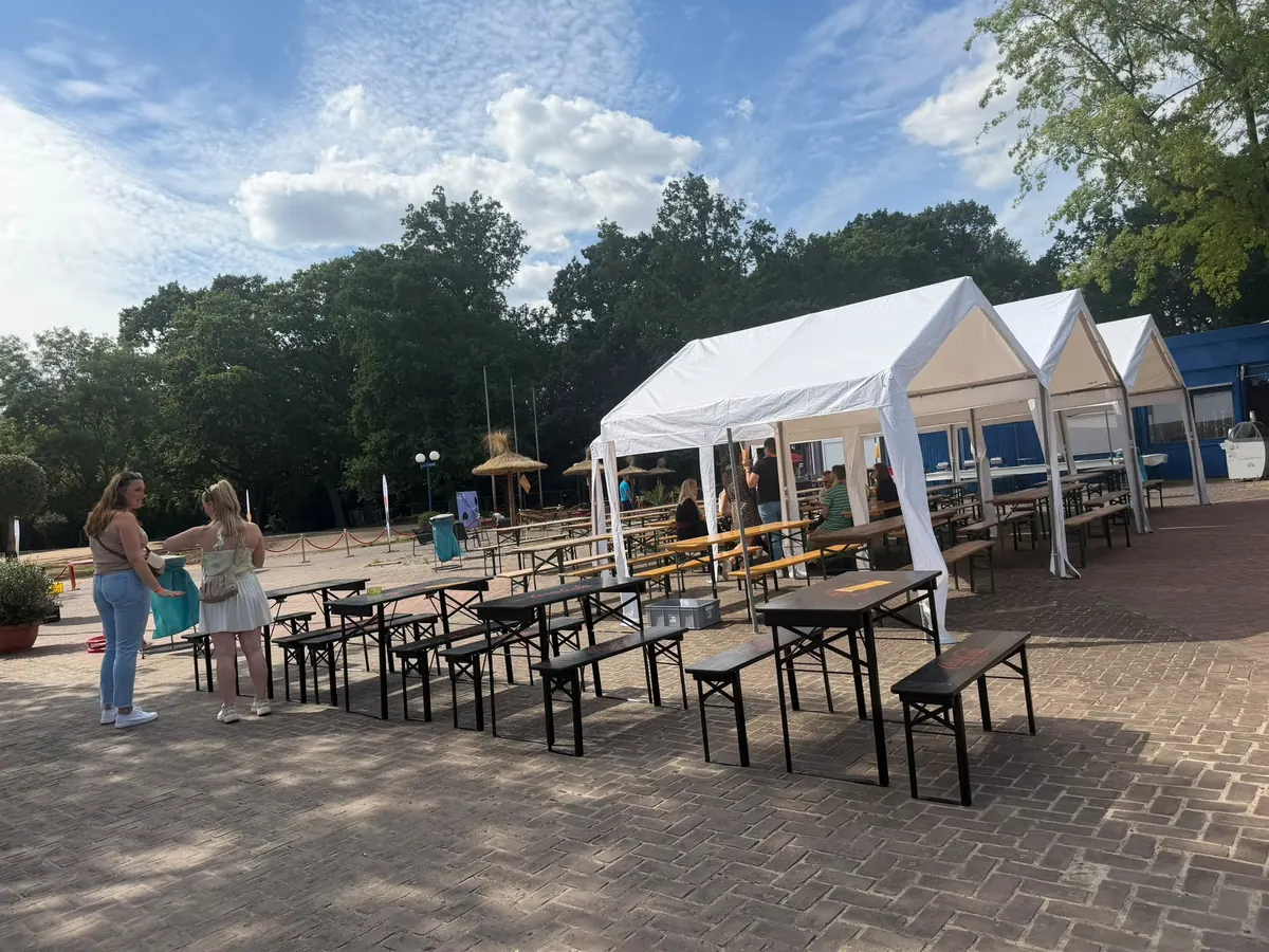 Biertische und weiße Pavillons auf der Beacharea