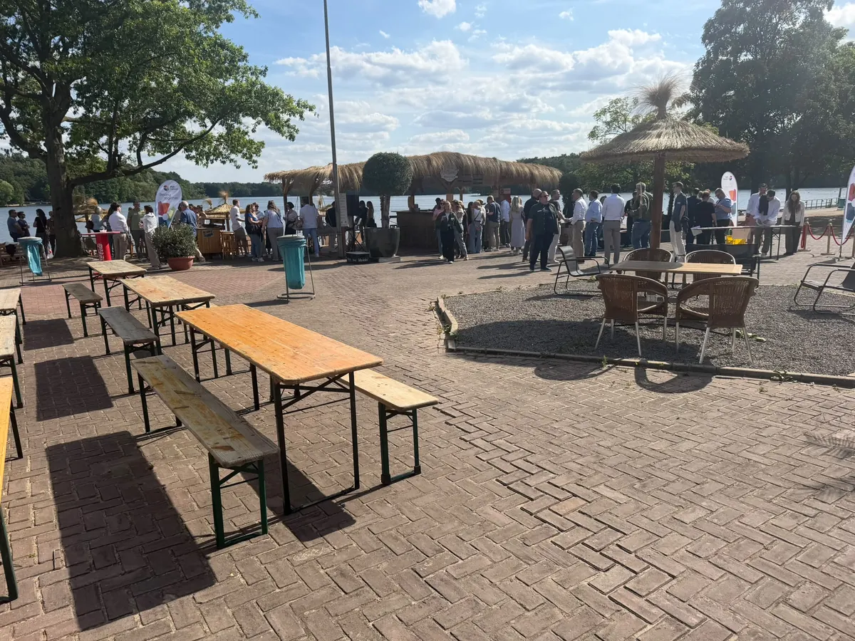 Gäste und Biertische bei einem Firmenevent auf der Beacharea