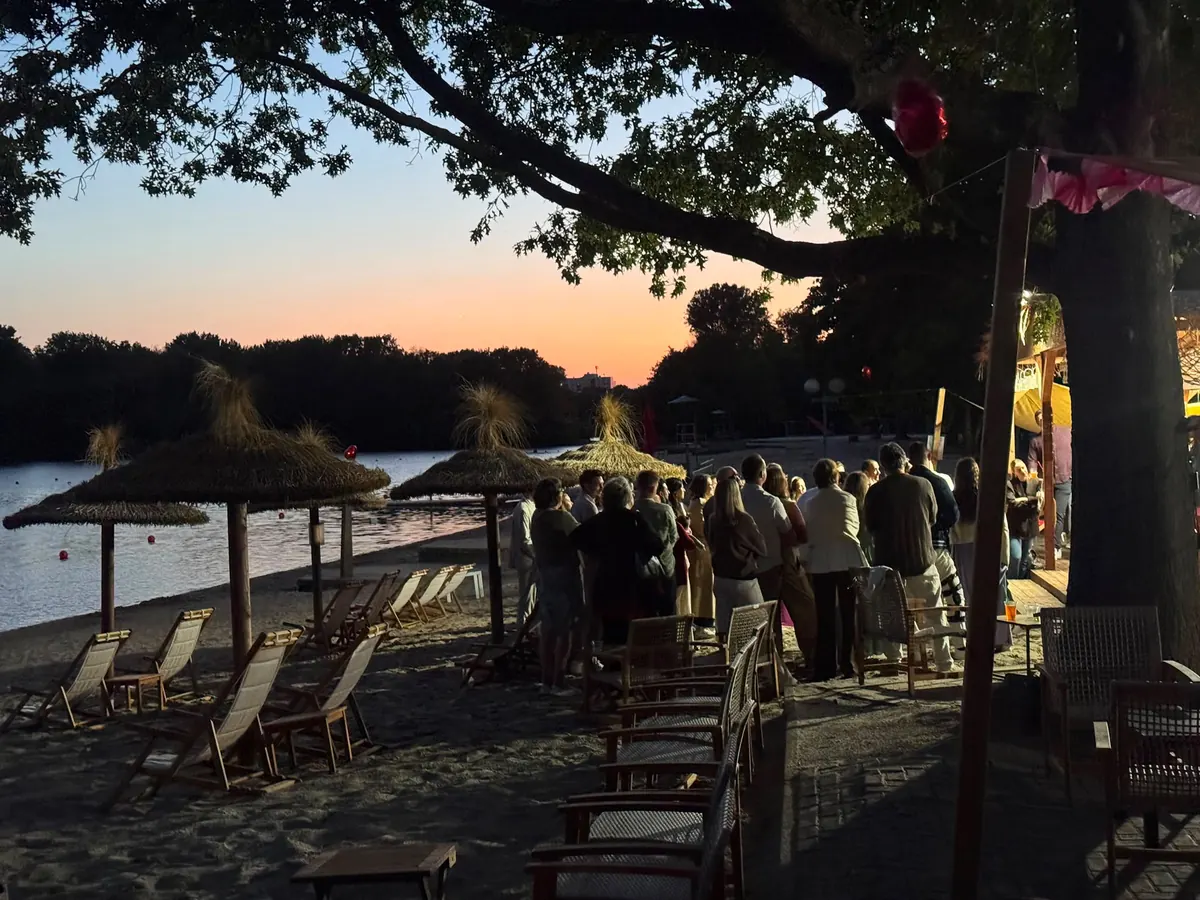 Gäste feiern bei Sonnenuntergang am Wolfssee