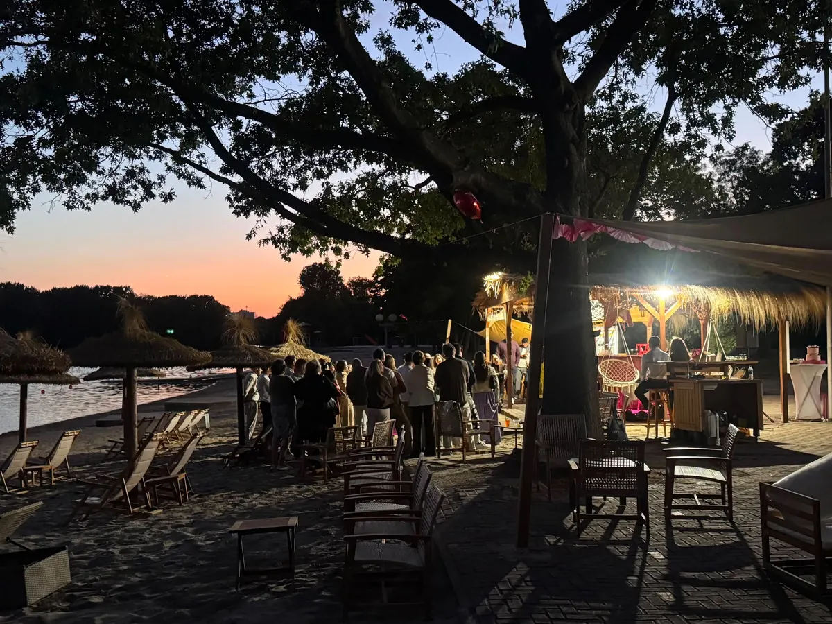 Feier am Abend mit beleuchteter Beachbar am See