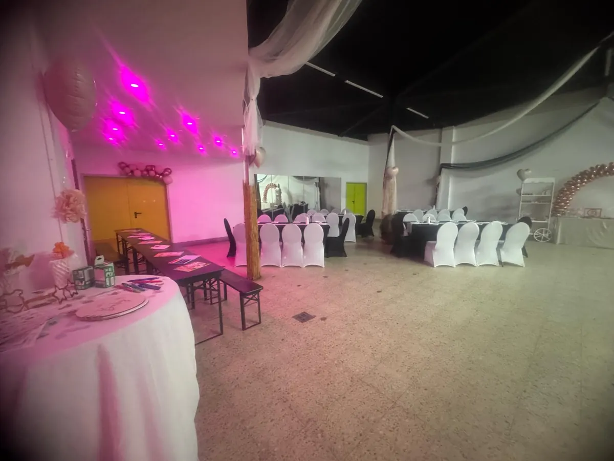 Indoorraum mit Partybeleuchtung und Stehtisch