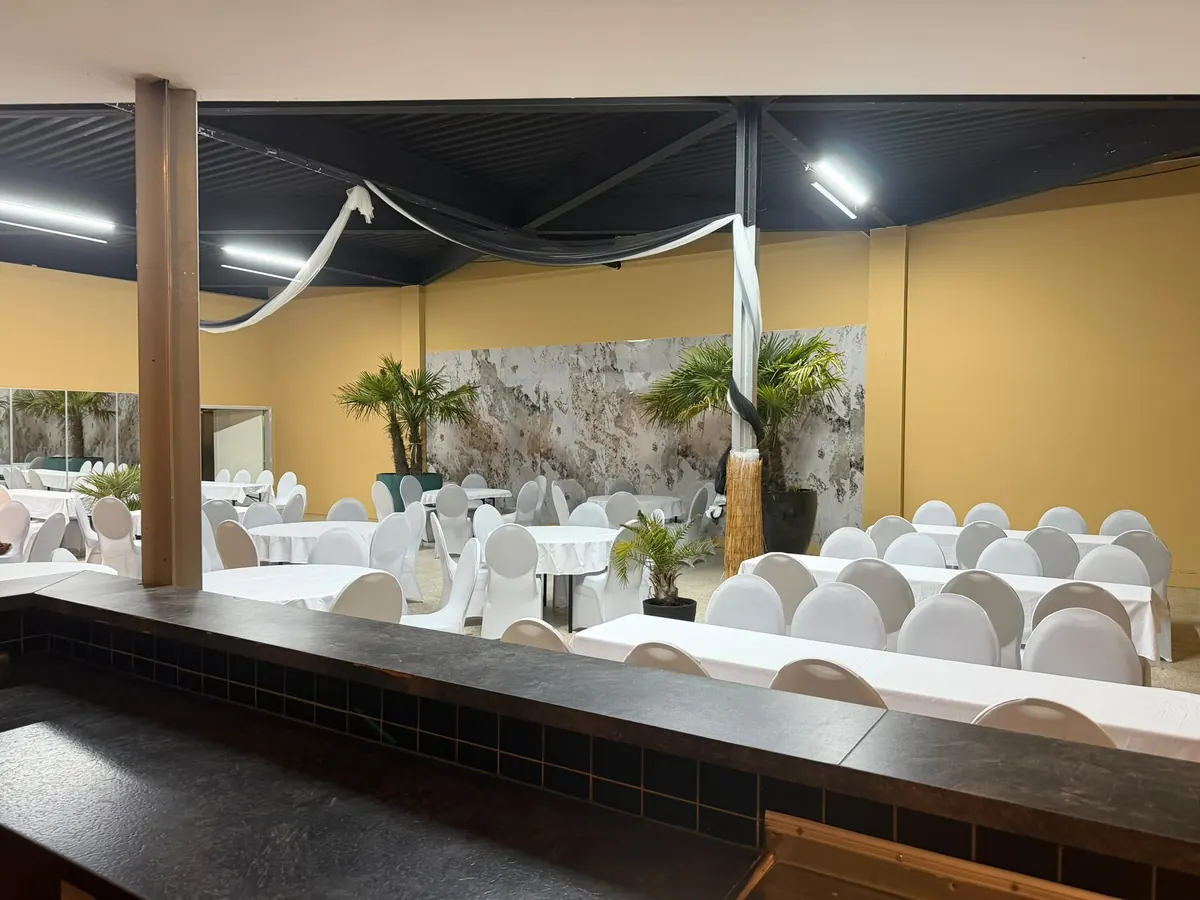 Theke und Festtafeln im Indoorraum