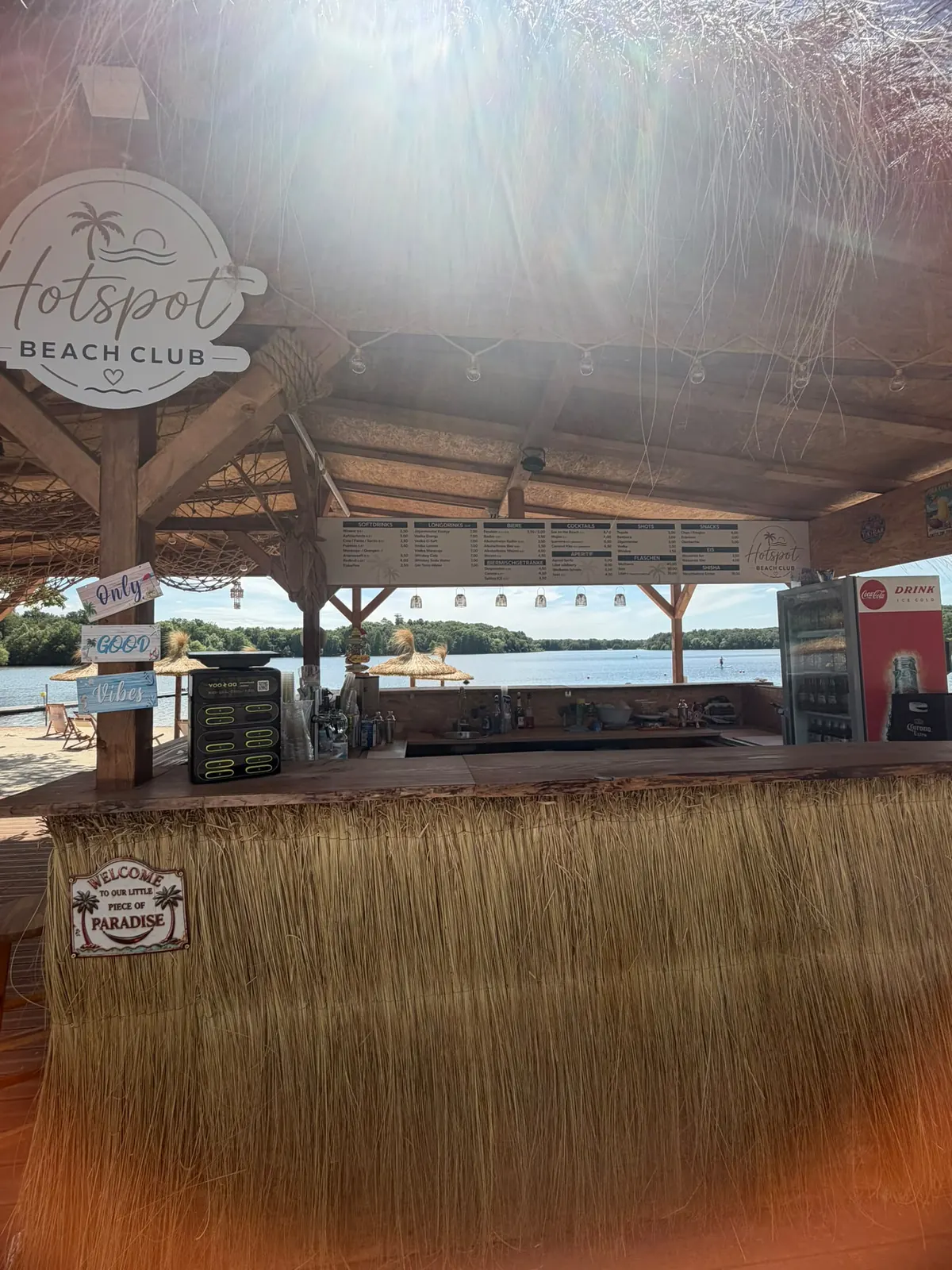 Strandbar mit Strohdach im Beach Club am Wolfssee