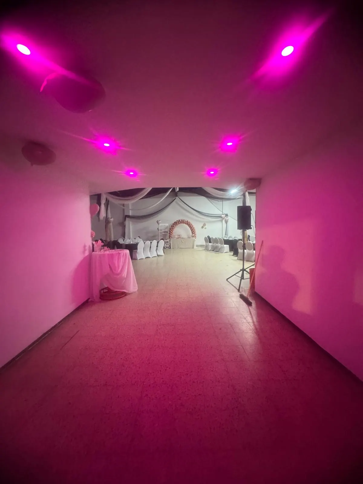 Indoorraum mit Partybeleuchtung für eine Feier