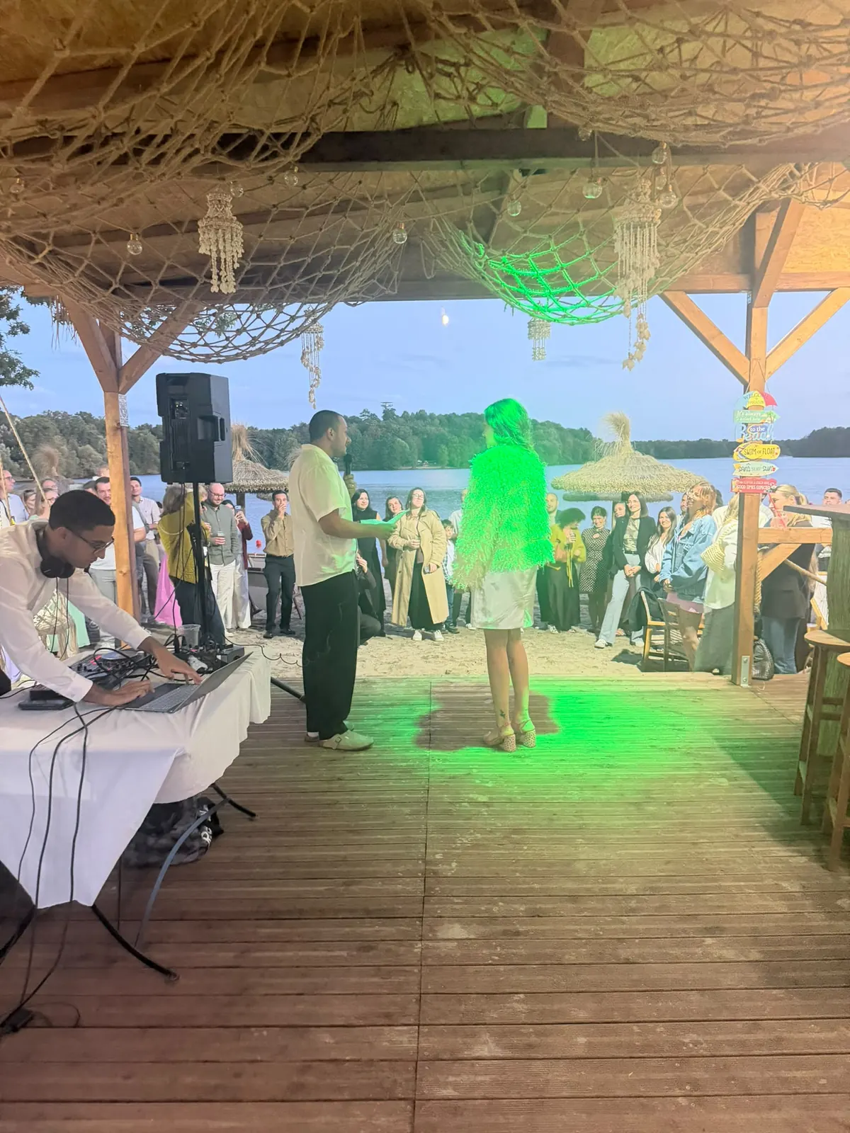 Party mit DJ unter dem Strohdach am Wolfssee