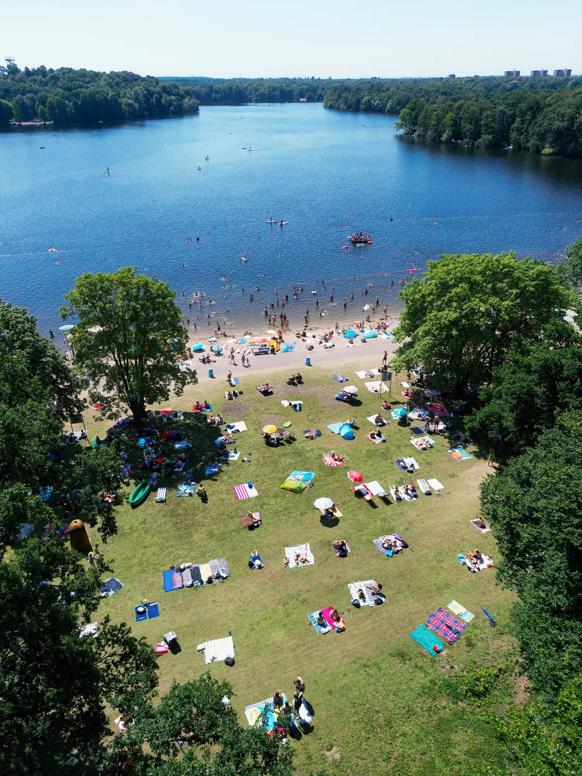 Luftbild vom Freibad am Wolfssee mit Strand und Liegewiese